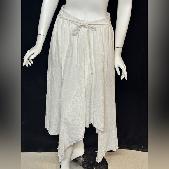 Lilla P Dresses & Skirts - Lilla P Size Small Elegant White Women's Skirt with blue trim detail and tie